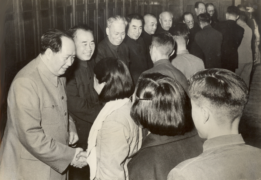 　　1956年5月，全国先进生产者代表会议上毛泽东等党政领导人接见劳动模范先进代表(右一是演奏员白文舜)。