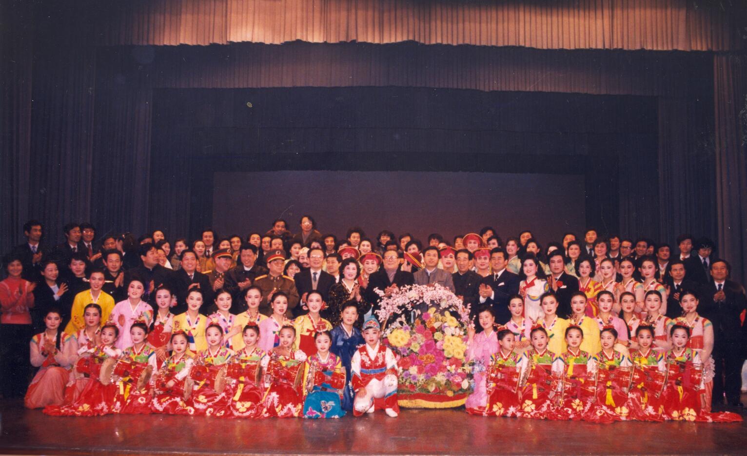 　　1991年1月7日中共中央总书记、国家主席、军委主席江泽民同志到延边视察工作时观看延边歌舞团演出后与演员留念。