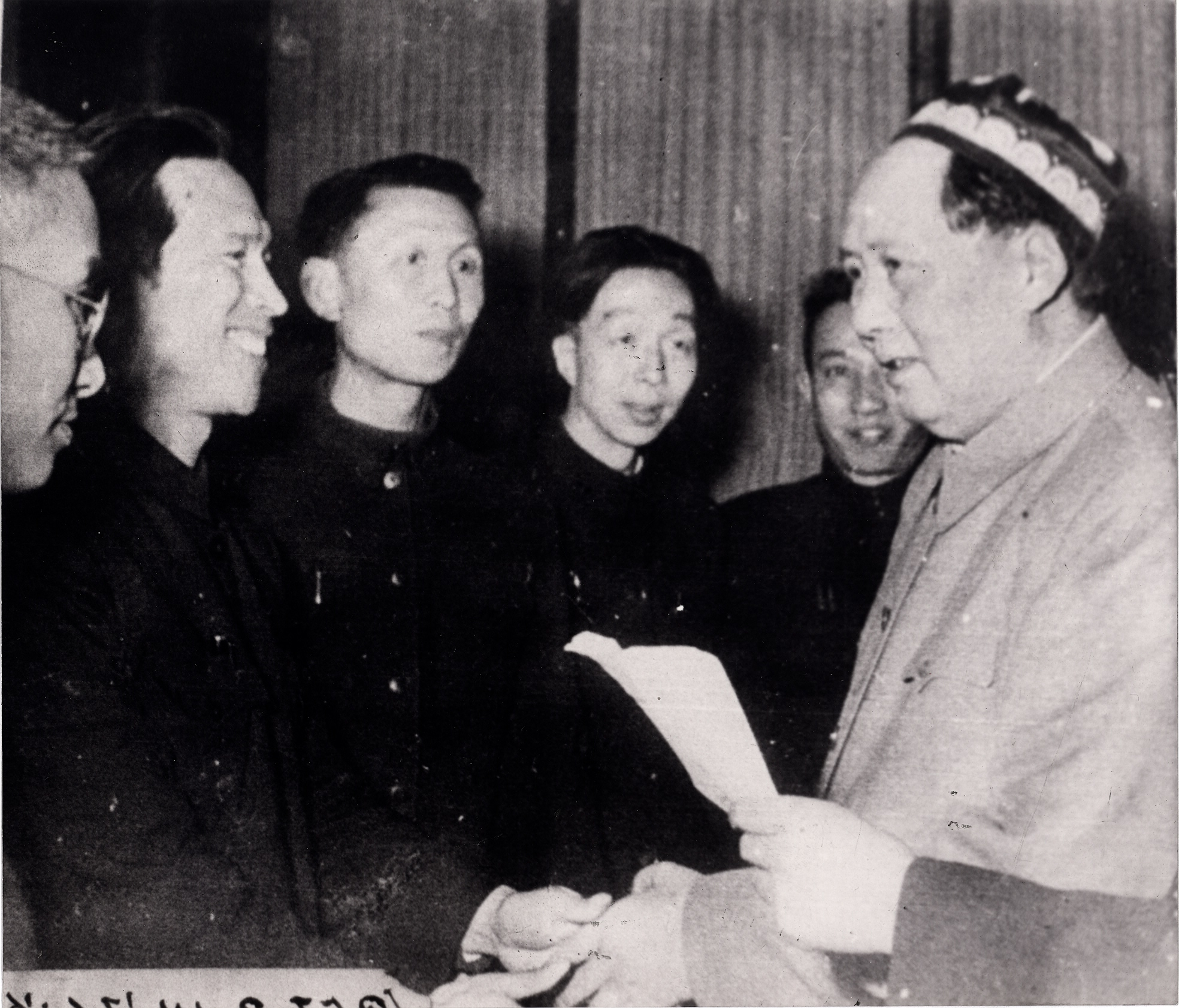 　　1957.4-延边歌舞团副团长赵得贤参加全国文代会期间接受毛泽东主席的接见。